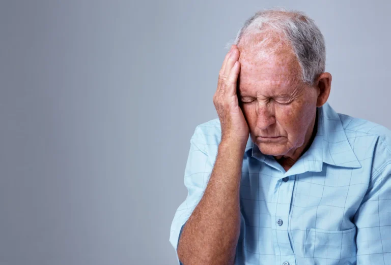 5 sinais que indicam falta de vitaminas em idosos