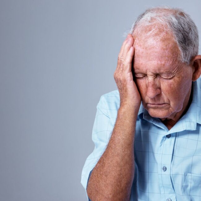 5 sinais que indicam falta de vitaminas em idosos